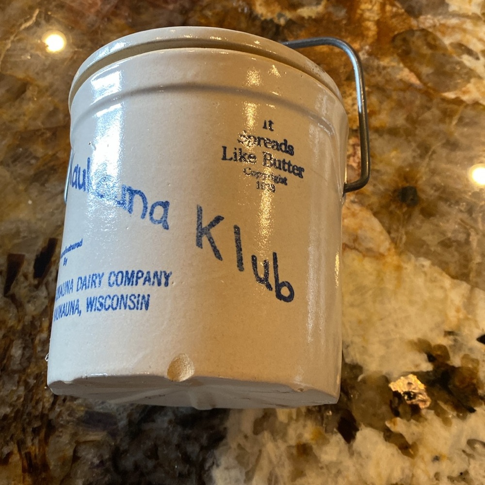 Kaukauna Kline crock, one small chip on the very bottom front..great condition - Picture 5 of 7
